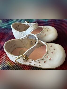 Vintage 90s DYNA KIDS White Mary Janes Cutout Scalloped Shoes Size 2